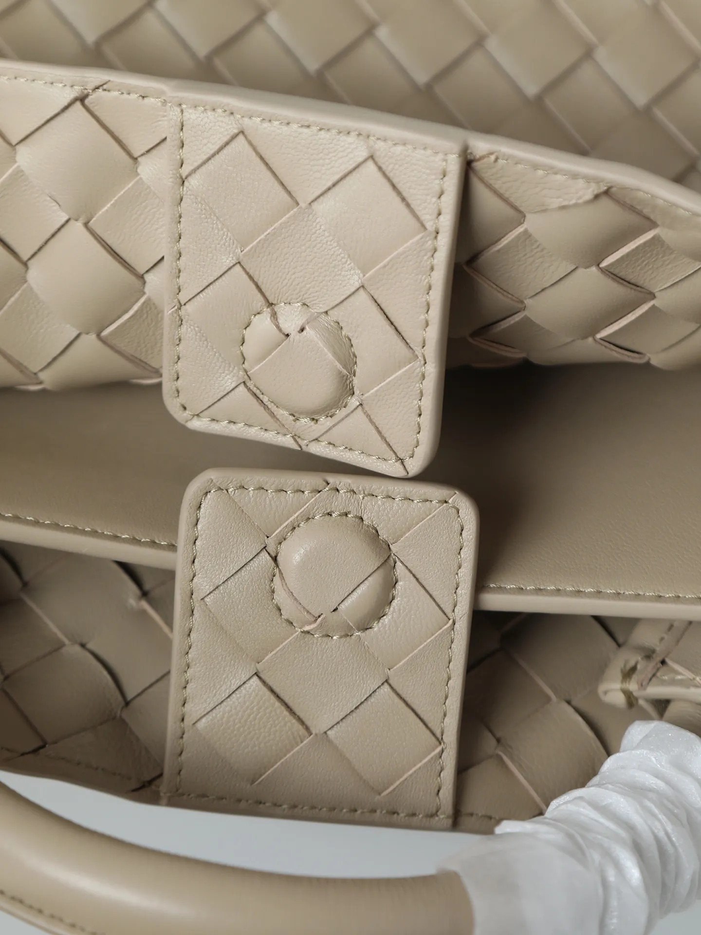 1550. Andiamo is shipping‼ ️Really popular🔥The new Andiamo woven handbag launched by Bottega Veneta this season is really popular all over the world! ! Celebrities at home and abroad have worn it, and Oscar-winning actress Michelle Yeoh has taken it out on the street. Song Jia, Trai Yala, Yu Feihong, Sanji Ayaka, Rosie Hunting-Whiteley, Yoshioka Riho, etc. have all worn this bag. It is classic and versatile and shows off your temperament, and the bag capacity is also large, which is very convenient for daily commuting! ! A variety of carrying methods, the shoulder straps can be adjusted by yourself, the original lambskin feels soft and delicate, and the unisex style breaks gender boundaries and brings a more practical and longer-lasting use experience. Andiamo, which has both elegant and casual styles, perfectly interprets the true appearance of "fashionable old money style". Style number: 766016 Size: 32*24*12
